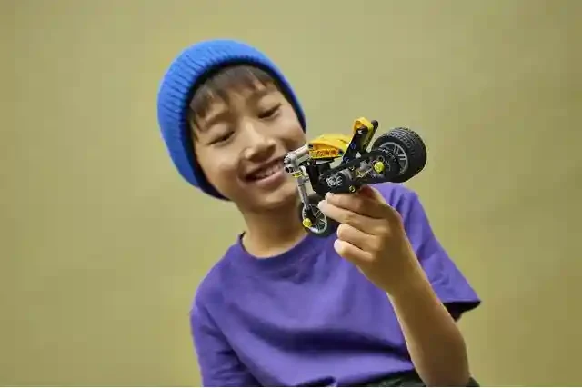 Lego 42225 Motocicleta galbena 3